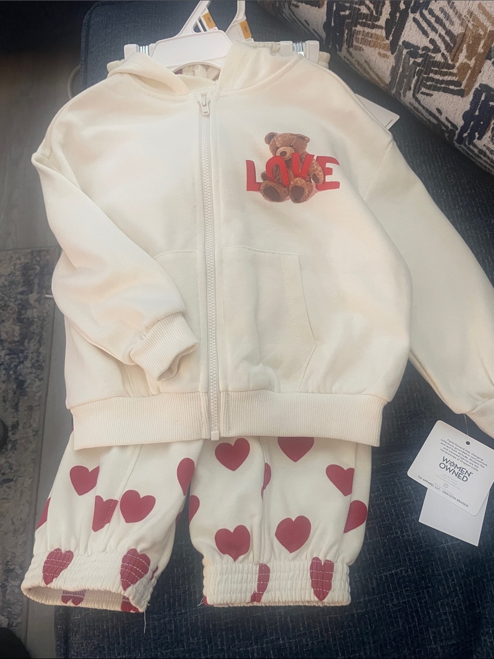 NEW NWT Size 3 Toddler gi Cream Hoodie & Heart Jogger Set with Red Heart & Bear.